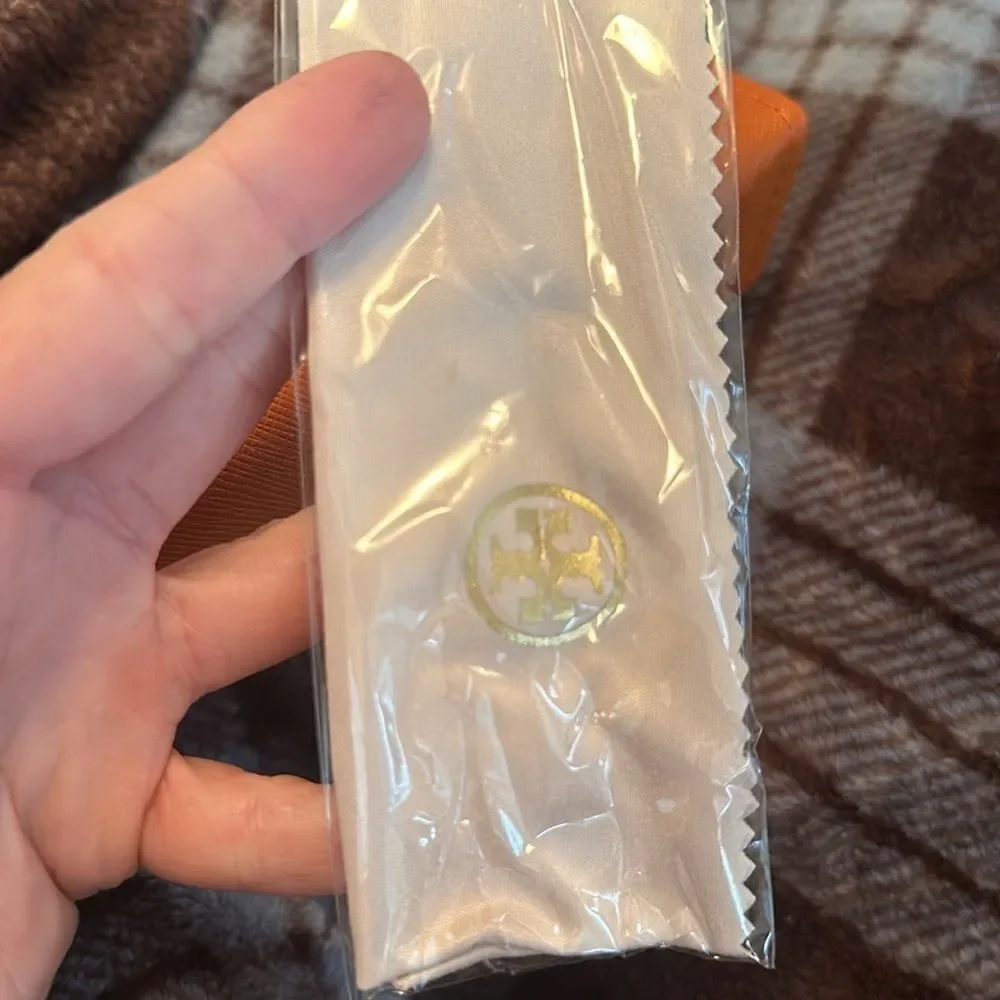 NWOT Tory Burch Eyeglasses Case with Cleaning Cloth